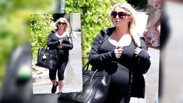 News video: Jessica Simpson Wears Spandex Over Her Growing Baby Bump